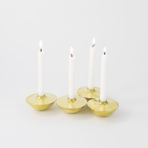 En liten rund adventsljusstake mässing