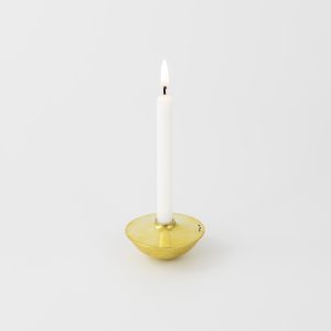 En liten rund ljusstake mässing